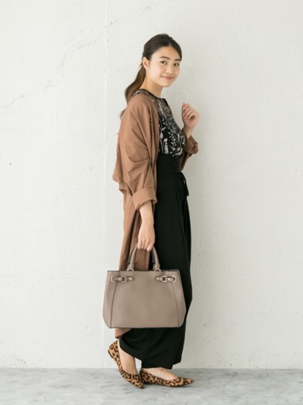 「トートバッグ、カジュアル、レオパード、BAG、KBF、フラットシューズ、RODE SKO、UR20th_KBF、UR20th_RS」｜「KBF+のKBF+　デザインタック2wayシャツワンピース（ワンピース、ブラウン系）」を使った、RODE SKO ONLINE STOREさん（レディース・164cm）の秋コーディネートの1枚目の写真