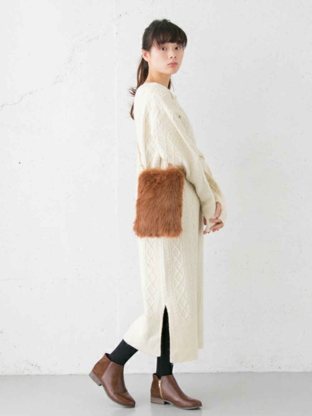 「カジュアル、アーバンリサーチ、ショートブーツ、キャメル、ブラウン、ファー小物、ootd、URBAN RESEARCH、RODE SKO、ロデスコ」｜「RODE SKOのMEIKE スネークチェーンファーショルダー（ショルダーバッグ、ブラウン系）」を使った、RODE SKO ONLINE STOREさん（レディース・165cm）の冬コーディネートの1枚目の写真