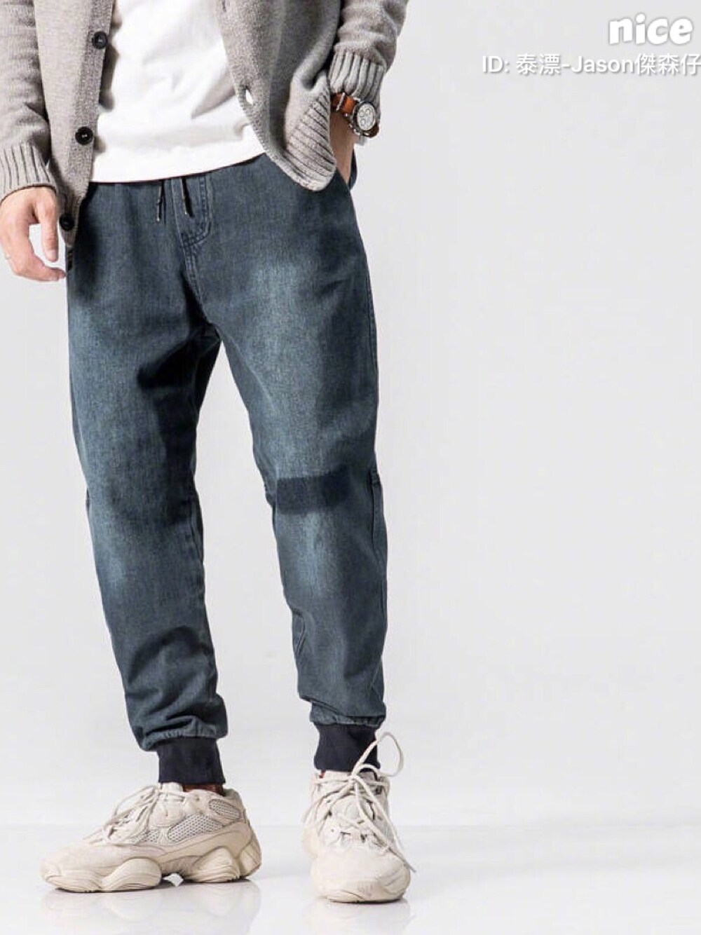 ブルー系のスラックスを着用したメンズの冬コーディネートの1枚目の写真