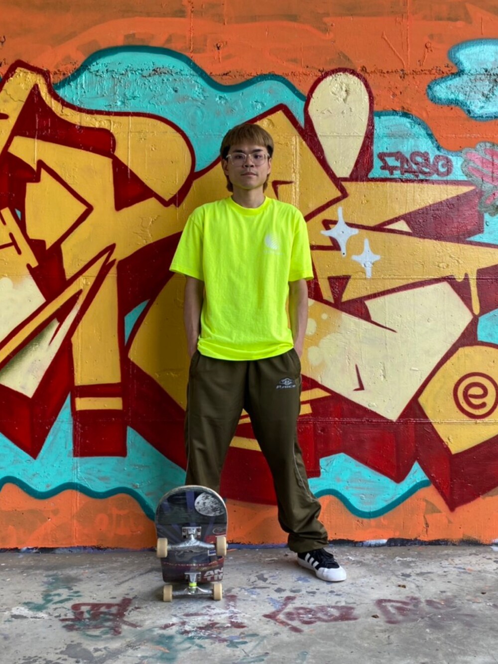 「ootd、街頭穿搭、夏、oversize、運動搭配、adidasskateboarding、hellrazor、PrettyNice」｜「hellrazorのアイテム（Tシャツ/カットソー、グリーン系）」を使った、Krisさん（メンズ・168cm）の春コーディネートの1枚目の写真