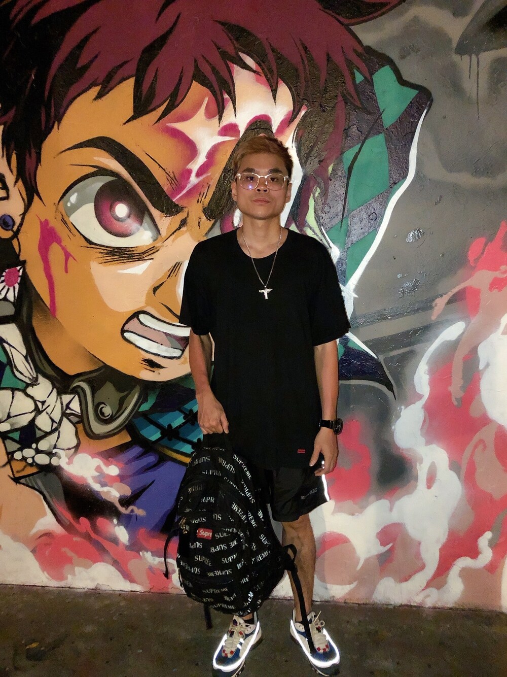 「ootd、街頭穿搭、oversize、supreme、remixtaipei、air max 98、street」｜「Supreme のアイテム（Tシャツ/カットソー、ブラック系）」を使った、Krisさん（メンズ・168cm）の春コーディネートの1枚目の写真