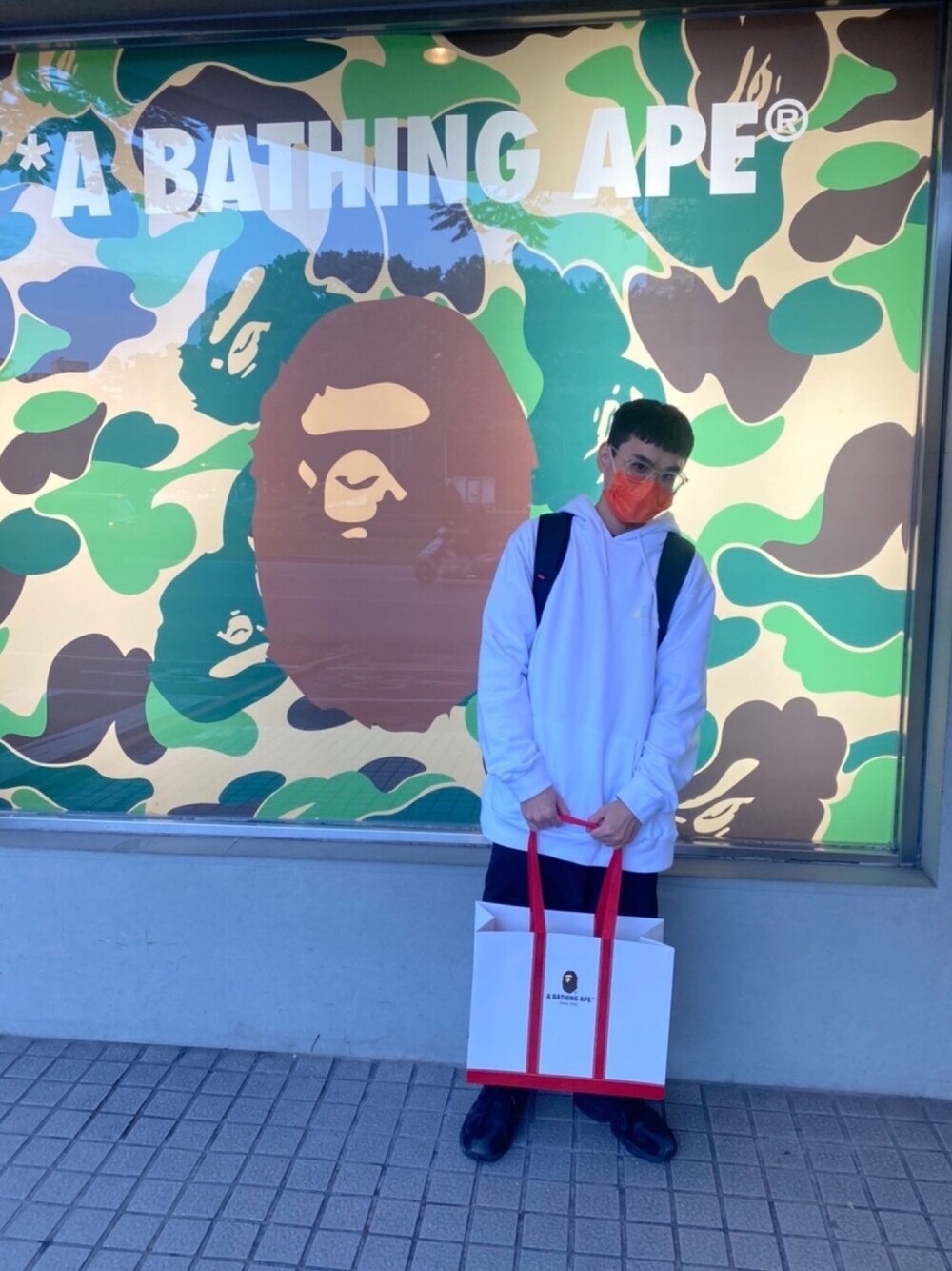 「ootd、街頭穿搭、oversize、helas、Bape、A BATHING APE」｜「Helasのアイテム（トップス、ホワイト系）」を使った、Krisさん（メンズ・168cm）の秋コーディネートの1枚目の写真