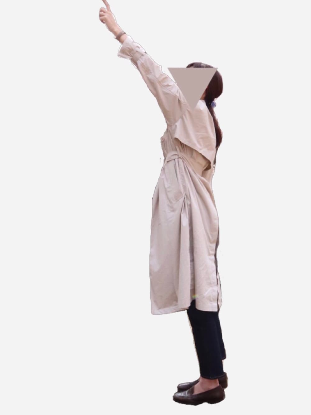 グレー系のトレンチコート、ブラウン系のローファー、ブルー系のデニムパンツを着用したレディースの春コーディネートの1枚目の写真