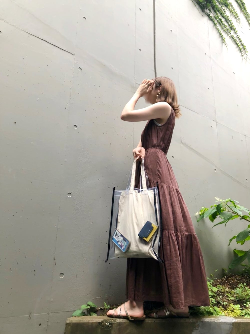 「カジュアルコーデ、ワンピース、トートバッグ、ビニールバック、雨の日コーデ、今日のコーデ、フォローミー、サンダル、ゆるコーデ」｜「ADAM ET ROPE'のコットンシルクティアードワンピース（ワンピース、ブラウン系）」を使った、chiiさん（レディース・162cm）の夏コーディネートの1枚目の写真