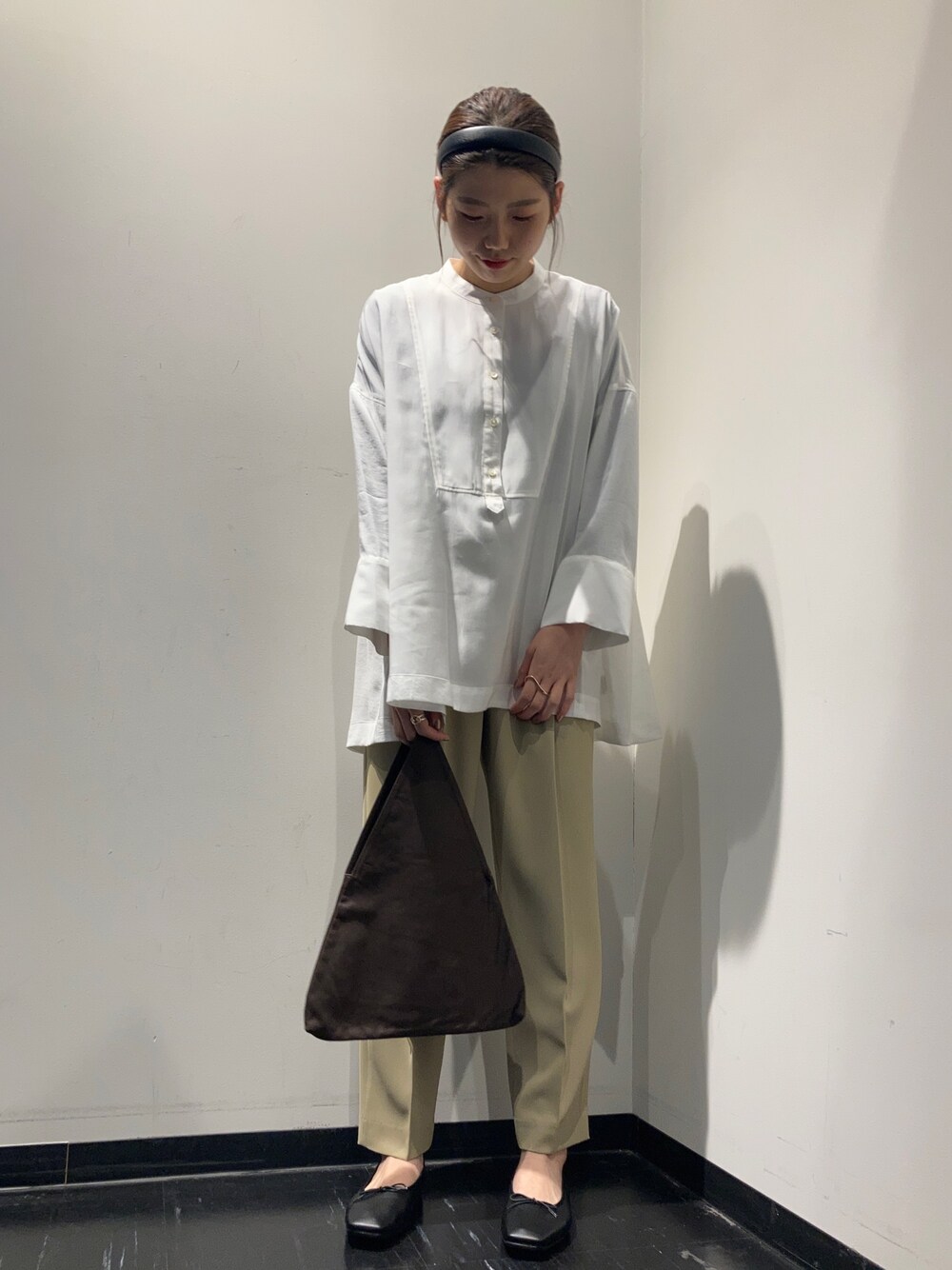 「ゆるコーデ、オトナカジュアル、春コーデ、シンプルコーデ、ピスタチオ、ブラウス、テーパードパンツ、バレエシューズ」｜「URBAN RESEARCHのフロントデザインドルマンブラウス（シャツ/ブラウス、ホワイト系）」を使った、sugawaraさん（レディース・161cm）の冬コーディネートの1枚目の写真