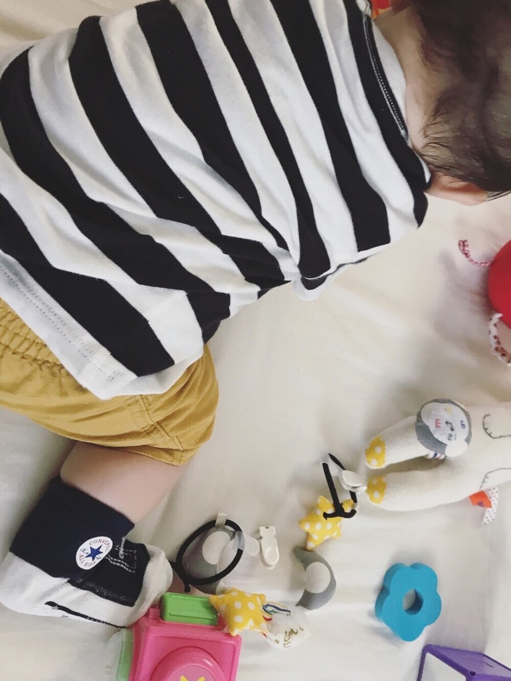 「ボーダー、ボーダーTシャツ、からし色、なんちゃってスニーカー風、シンプル、保育園登園スタイル」｜「UNIQLOのアイテム（Tシャツ/カットソー、ブラック系）」を使った、tansuke_8さん（キッズ・60cm）の夏コーディネートの1枚目の写真