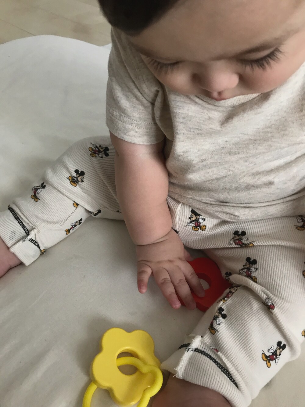「ワントーンコーデ、ベージュコーデ、ミッキープリント、ミッキー、リブパンツ、保育園コーデ」｜「ZARA KIDSのアイテム（パンツ、ベージュ系）」を使った、tansuke_8さん（キッズ・60cm）の秋コーディネートの1枚目の写真