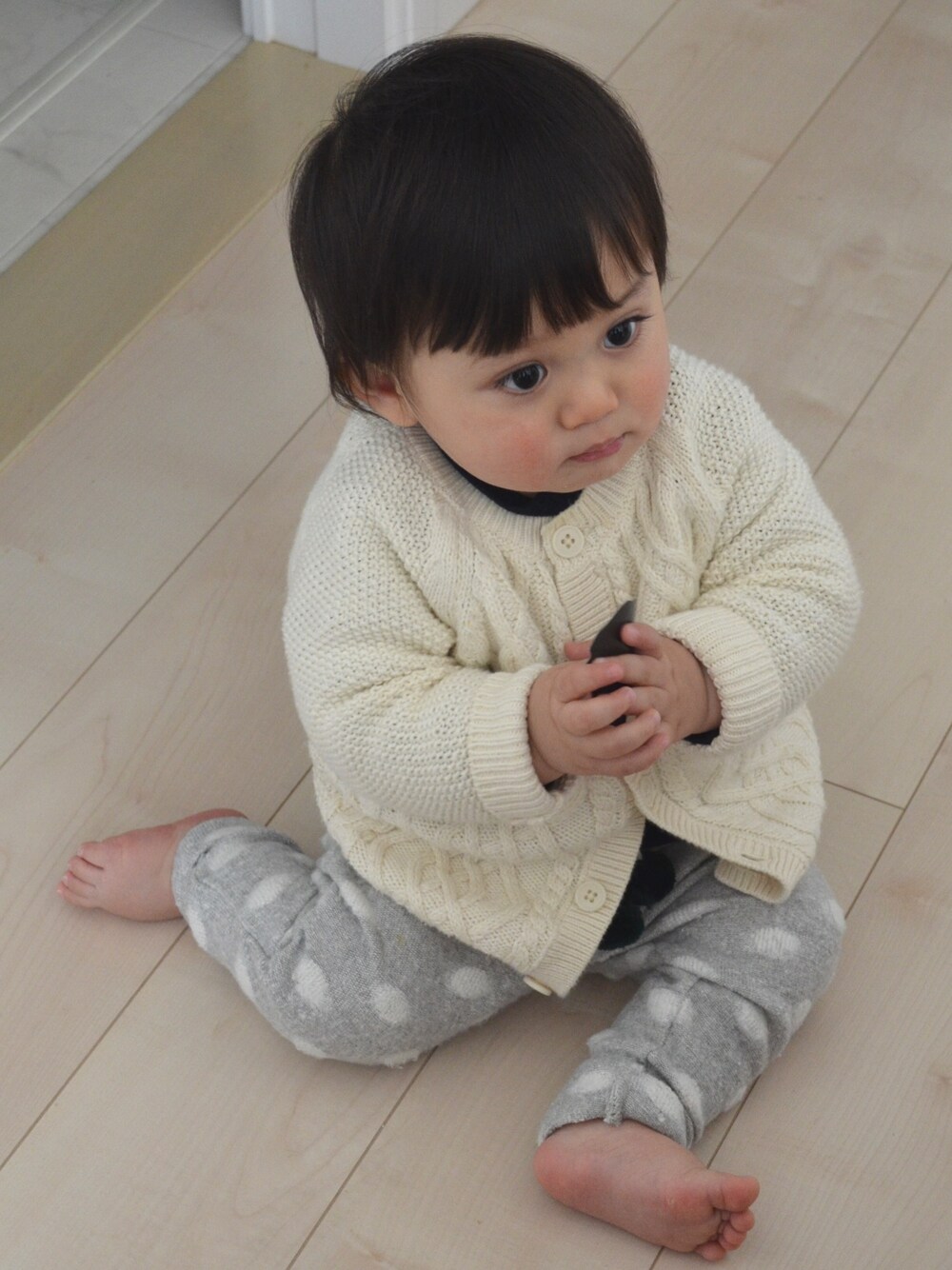 「無印良品、キッズファッション、ニットカーディガン、ケーブルニット、ニットパンツ、水玉、ZARA KIDS」｜「無印良品のアイテム（ニット/セーター、ホワイト系）」を使った、tansuke_8さん（キッズ・70cm）の冬コーディネートの1枚目の写真