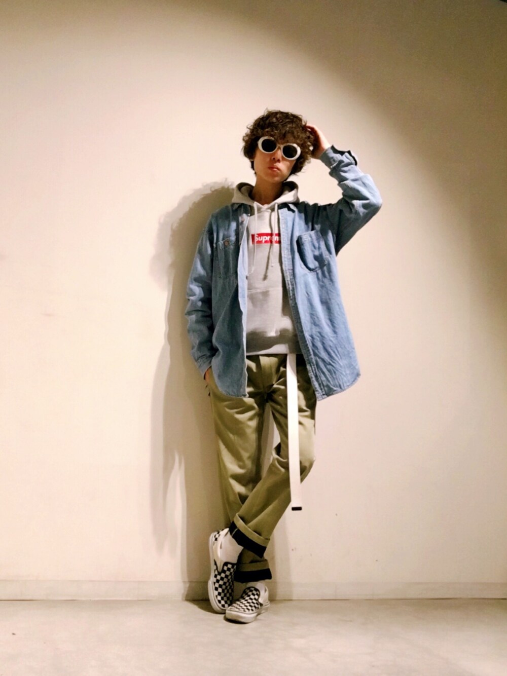 Supreme のパーカーを使った「デニムシャツ」の人気ファッション