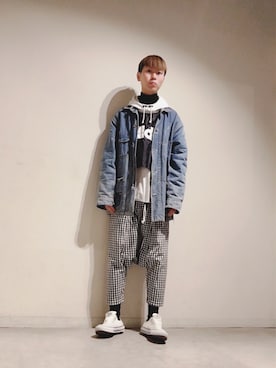 「プルオーバーパーカー」｜「アイテム（カバーオール）」を使った、Tomohiro Yajimaさん（メンズ・173cm）の冬コーディネート