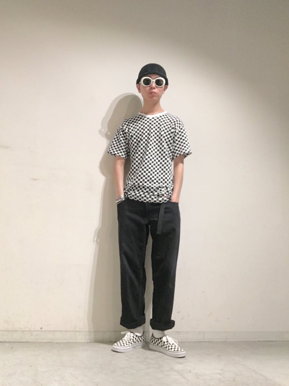 「チェッカーフラッグ、市松模様、ロールアップ、ビーニー、オーバルサングラス、VANS AUTHENTIC、白黒、used、古着、下北沢」｜「HANESのアイテム（Tシャツ/カットソー、その他）」を使った、Tomohiro Yajimaさん（メンズ・173cm）の夏コーディネートの1枚目の写真