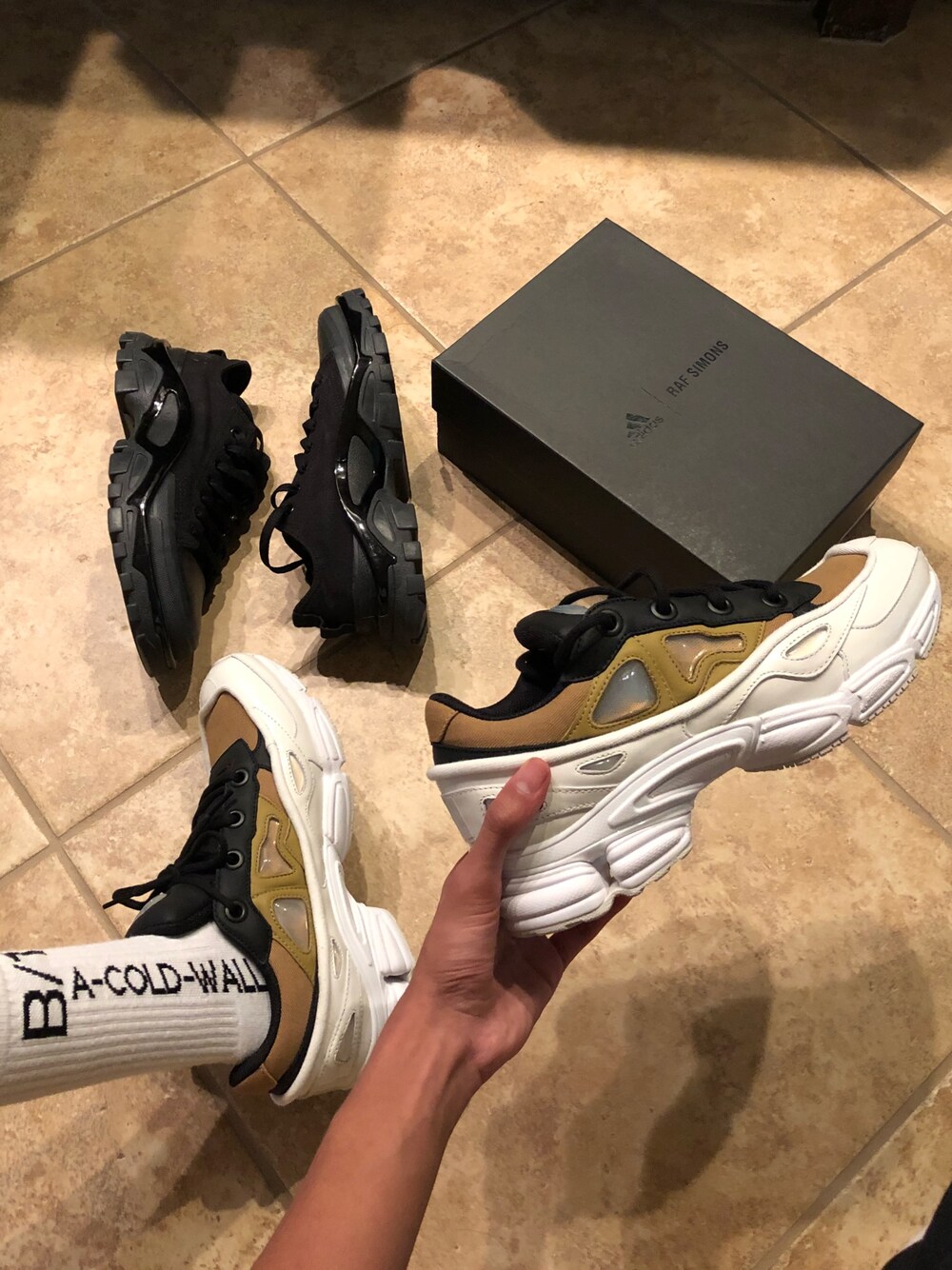 「RAF SIMONS、rafsimons×adidas、sneakers、shoes、sneakerhead」｜「RAF SIMONSのアイテム（スニーカー、ホワイト系）」を使った、Gringinさん（メンズ・170cm）の春コーディネートの1枚目の写真