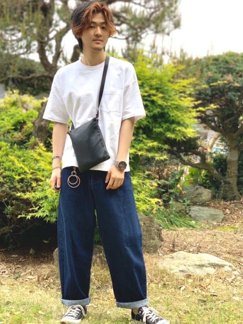 「夏、ラフ、夏コーデ、シンプル、スニーカー、コンバース、モノトーン、ワイドパンツ、ワイドデニム、リラックススタイル」｜「HAREのビッグスリットカットソー(HARE)（Tシャツ/カットソー、ホワイト系）」を使った、鈴木 裕矢さん（メンズ・171cm）の春コーディネートの1枚目の写真