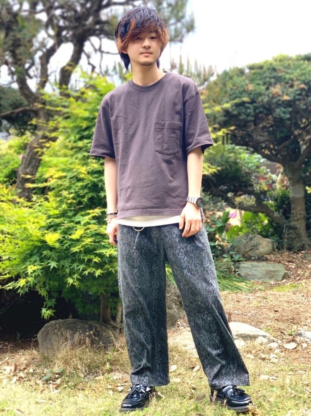「ワントーンコーデ、パイソン柄、ワイドパンツ、シンプル、プチプラ、夏コーデ、UNIQLO、レイヤードスタイル、ローファー、UNIQLO U」｜「THE CASUALのTRストレッチ 無地 チェック ワイドパンツ【セットアップ対応】（スラックス、ブラック系）」を使った、鈴木 裕矢さん（メンズ・171cm）の春コーディネートの1枚目の写真