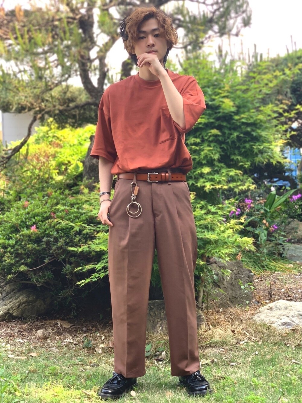 「春夏コーデ、休日スタイル、ワントーンコーデ、ブラウン、ベージュ、タックイン、プチプラ、シンプル、きれいめカジュアル、夏コーデ」｜「green label relaxingのSC ☆キシリトールCOOL ｸﾙｰ SS Tシャツ ＜機能性生地＞（Tシャツ/カットソー、オレンジ系）」を使った、鈴木 裕矢さん（メンズ・171cm）の春コーディネートの1枚目の写真