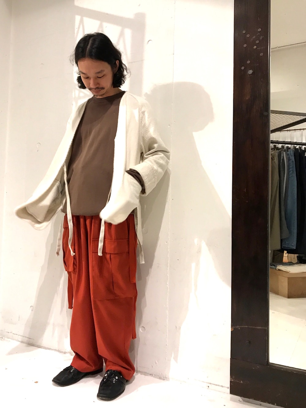 「bukht、crepuscule、TOIRONIER、Hender Scheme、ワイドパンツ」｜「bukhtのbukht/ブフト/別注コットンシルクガウン（ステンカラーコート、ホワイト系）」を使った、武士俣  淳(GARDEN 渋谷)さん（メンズ・163cm）の夏コーディネートの1枚目の写真