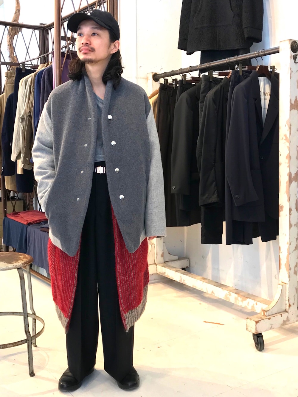 グレー系のブルゾン、グレー系のTシャツ/カットソー、レッド系のカーディガン/ボレロを着用したメンズの秋コーディネートの1枚目の写真