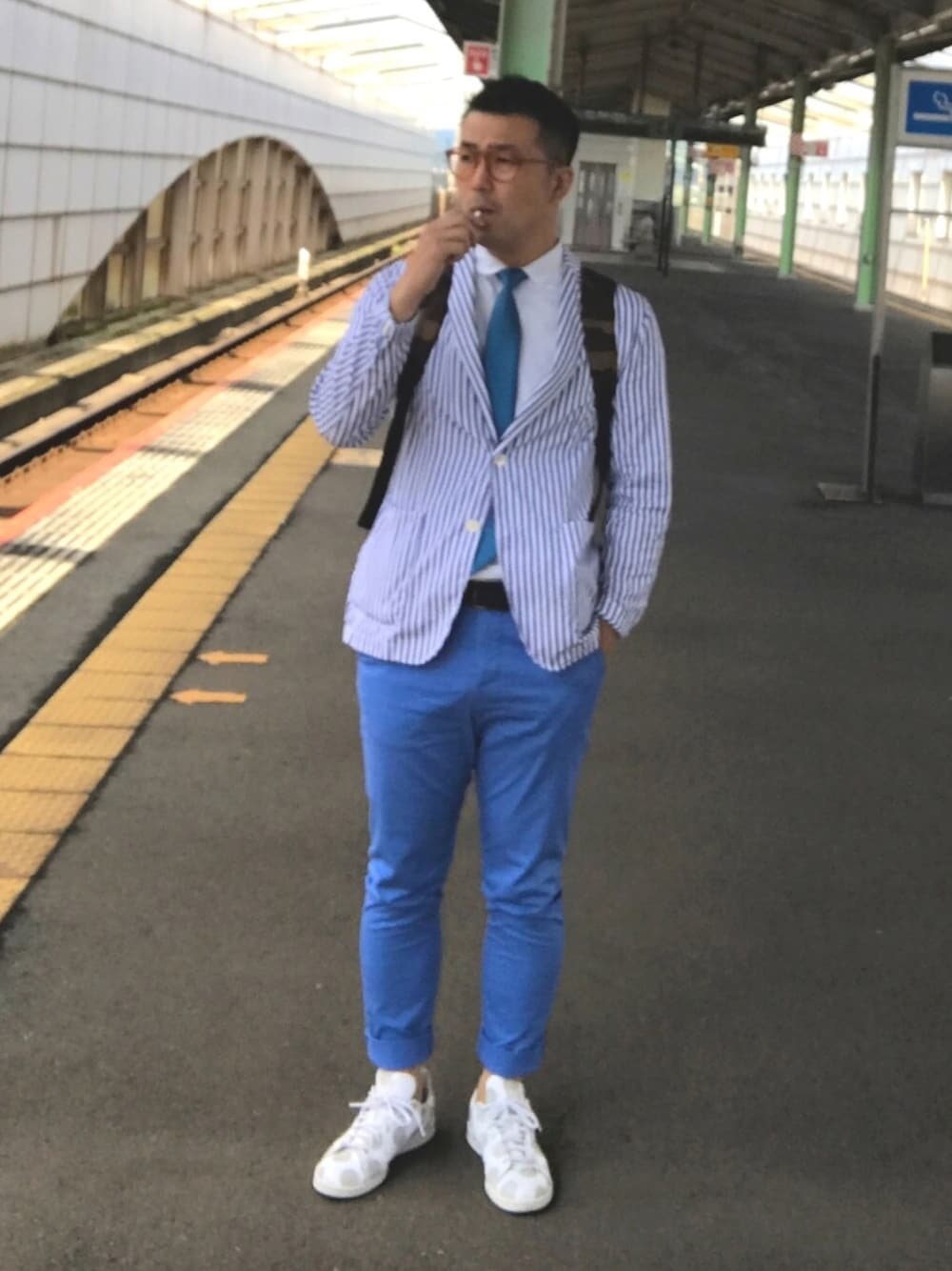 ブルー系のテーラードジャケット、ブルー系のチノパンツ、ホワイト系のシャツ/ブラウスを着用したメンズの春コーディネートの1枚目の写真