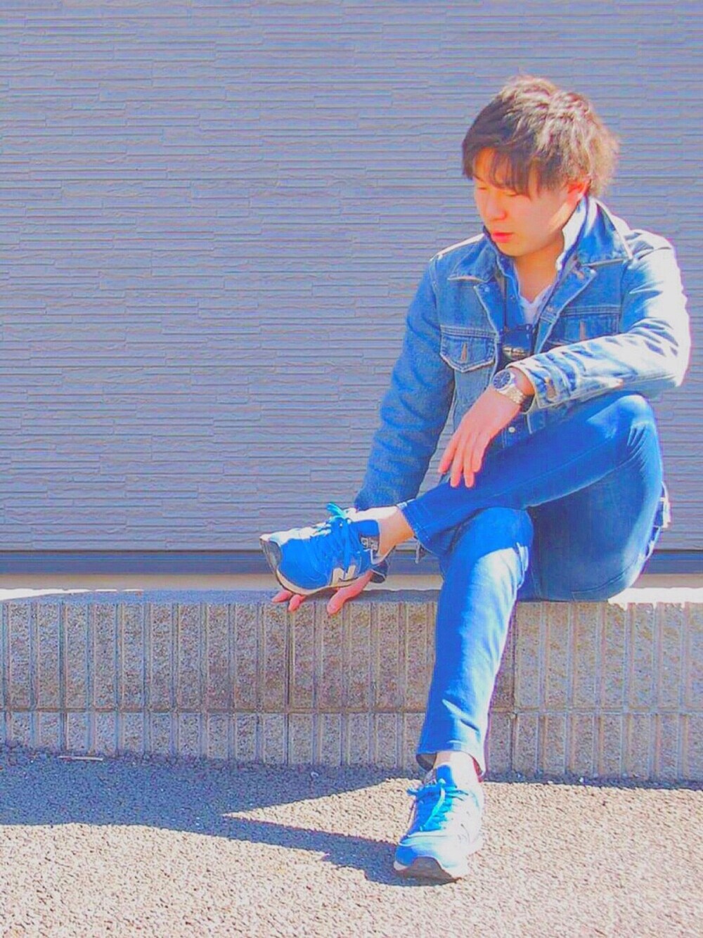 ブルー系のシャツ/ブラウス、ブルー系のデニムジャケット、ブルー系のデニムパンツを着用したメンズの春コーディネートの1枚目の写真