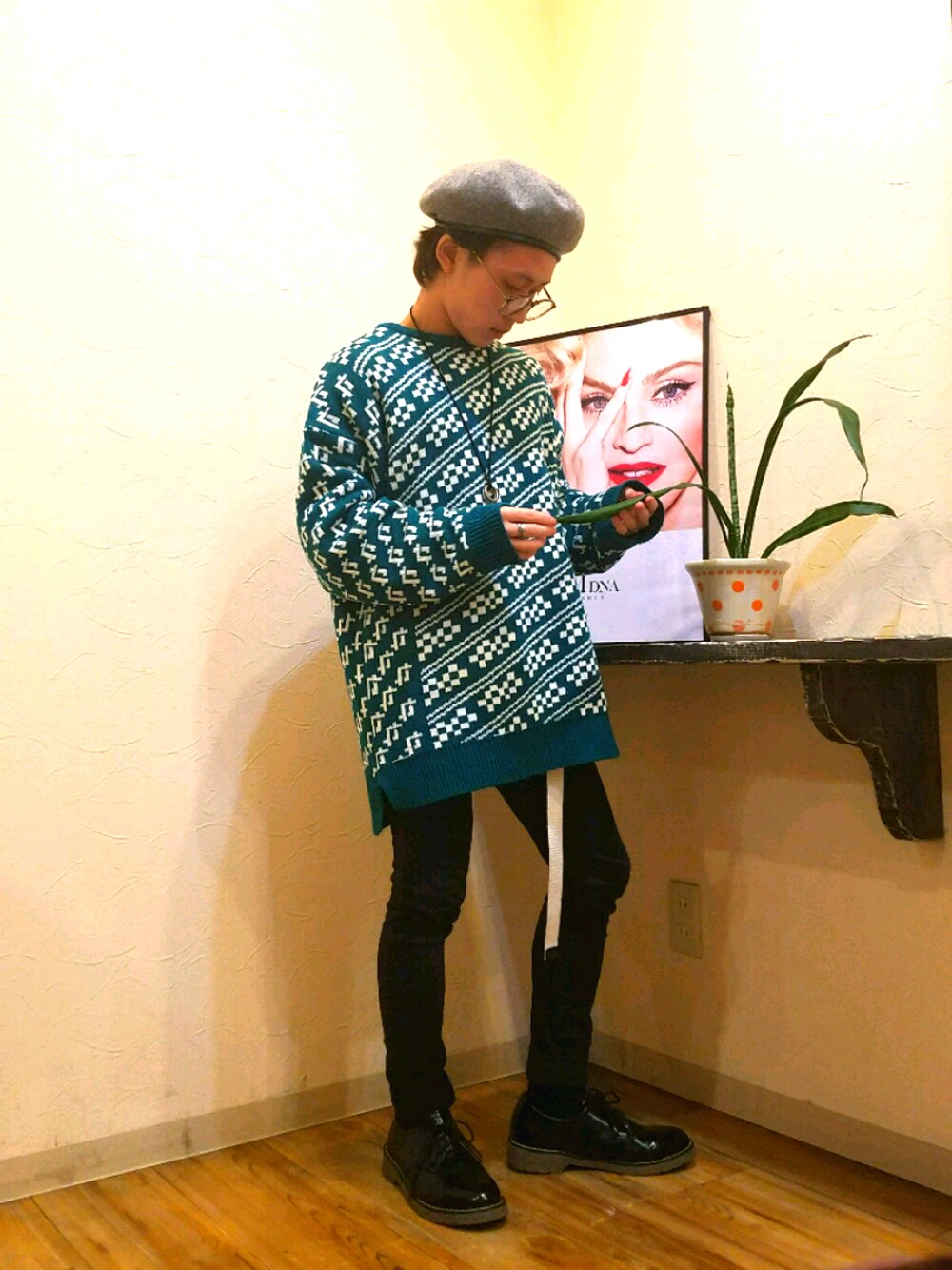 「ベレー帽×メガネ、ビックニット、ガチャベルト 白、スキニーパンツ、ドクターマーチン、おしゃれな人と繋がりたい、フォローお願いします、美容師」｜「WEGOのアイテム（サングラス、ブルー系）」を使った、Reoさん（メンズ・156cm）の秋コーディネートの1枚目の写真