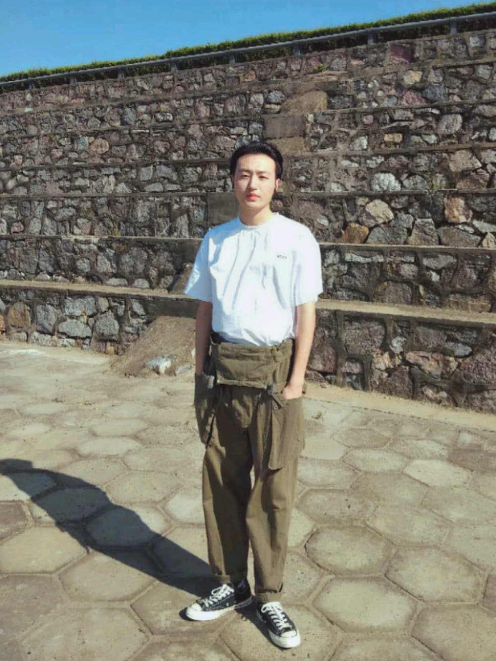 「summer、salopette」｜「WTAPSのアイテム（Tシャツ/カットソー、ホワイト系）」を使った、Handson Huangさん（メンズ・185cm）の春コーディネートの1枚目の写真