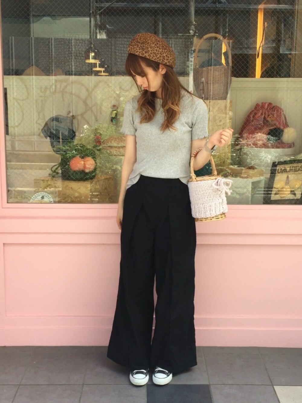 「ラクチンコーデ、シンプル、秋のコーデ、レオパード、ベレー帽、スニーカー、casselini、カゴバック、ワイドパンツ」｜「UNIQLOのWOMEN オックスフォードワイドパンツ＋E（その他パンツ、ブラック系）」を使った、sonokaさん（レディース・161cm）の夏コーディネートの1枚目の写真