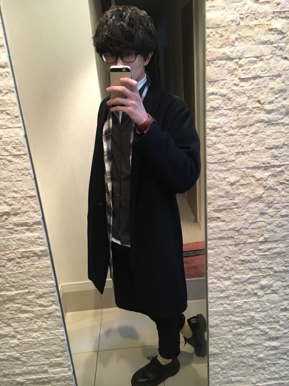「おしゃれさんと繋がりたい、冬、モノトーン、アウターONアウター、ダニエルウェリントン、ライトアウター、シャツ、タートルネック、スキニー、ドクターマーチン」｜「Daniel WellingtonのDANIEL WELLINGTON / CLASSIC BLACK レザーベルト/ローズゴールド 40mm（アナログ腕時計、ブラウン系）」を使った、Tomさん（メンズ・186cm）の冬コーディネートの1枚目の写真