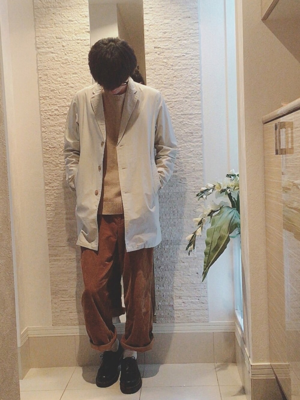 「お洒落さんとつながりたい、同系色コーデ、秋コーデ、コーデュロイ、ワイドパンツ、ドクターマーチン、GU」｜「JOURNAL STANDARDのチェスターコート（チェスターコート、ベージュ系）」を使った、Tomさん（メンズ・186cm）の冬コーディネートの1枚目の写真