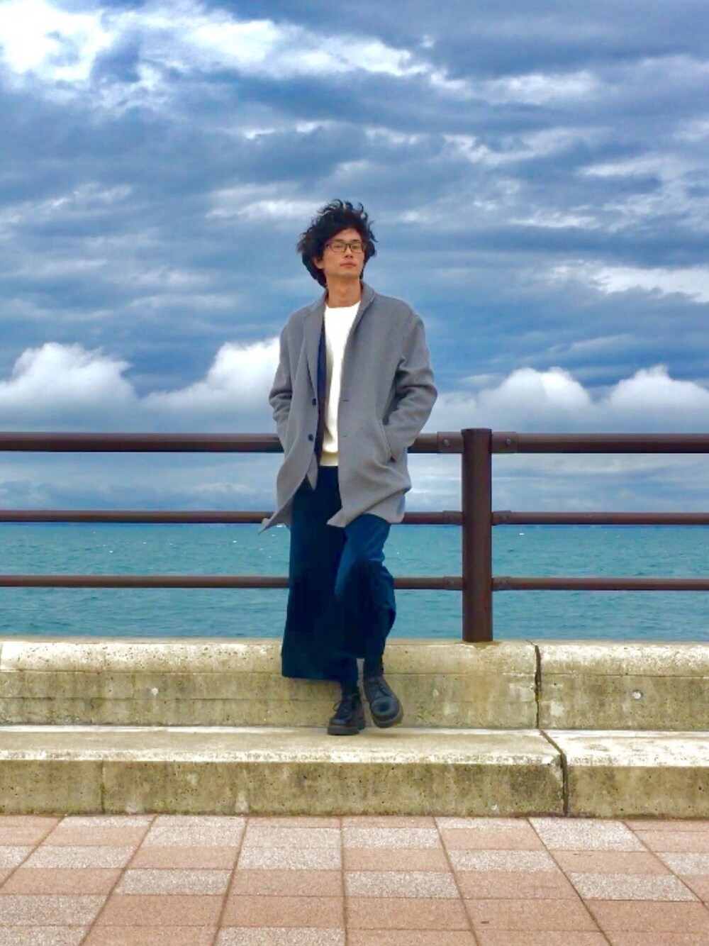 「おしゃれさんと繋がりたい、瀬戸内海、オーバーコート、ワイドパンツ、レディースパンツ、レディースアイテム、ドクターマーチン、ジャケット、アウターONアウター、白ニット」｜「ZARAのアイテム（ジャケット/アウター、グレー系）」を使った、Tomさん（メンズ・186cm）の春コーディネートの1枚目の写真