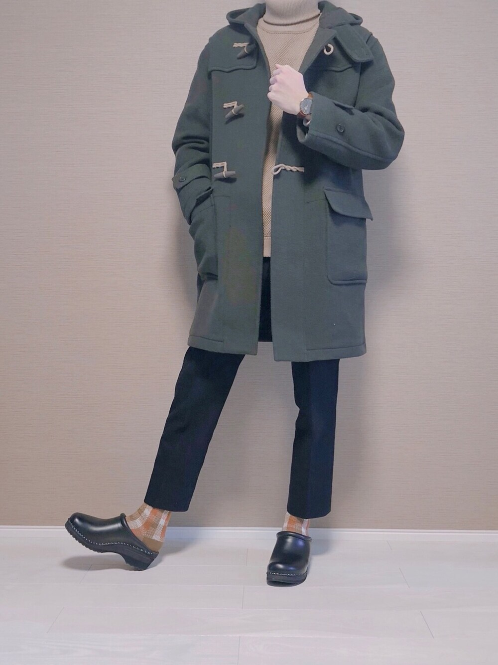 「ダッフルコート、タートルネック、タートルネックニット、crepuscule、Steven Alan、Calvin Klein、TROENTORP、Daniel Wellington、アースカラー、UNIQLO」｜「UNIQLOのアイテム（ダッフルコート、グリーン系）」を使った、Tomさん（メンズ・186cm）の冬コーディネートの1枚目の写真