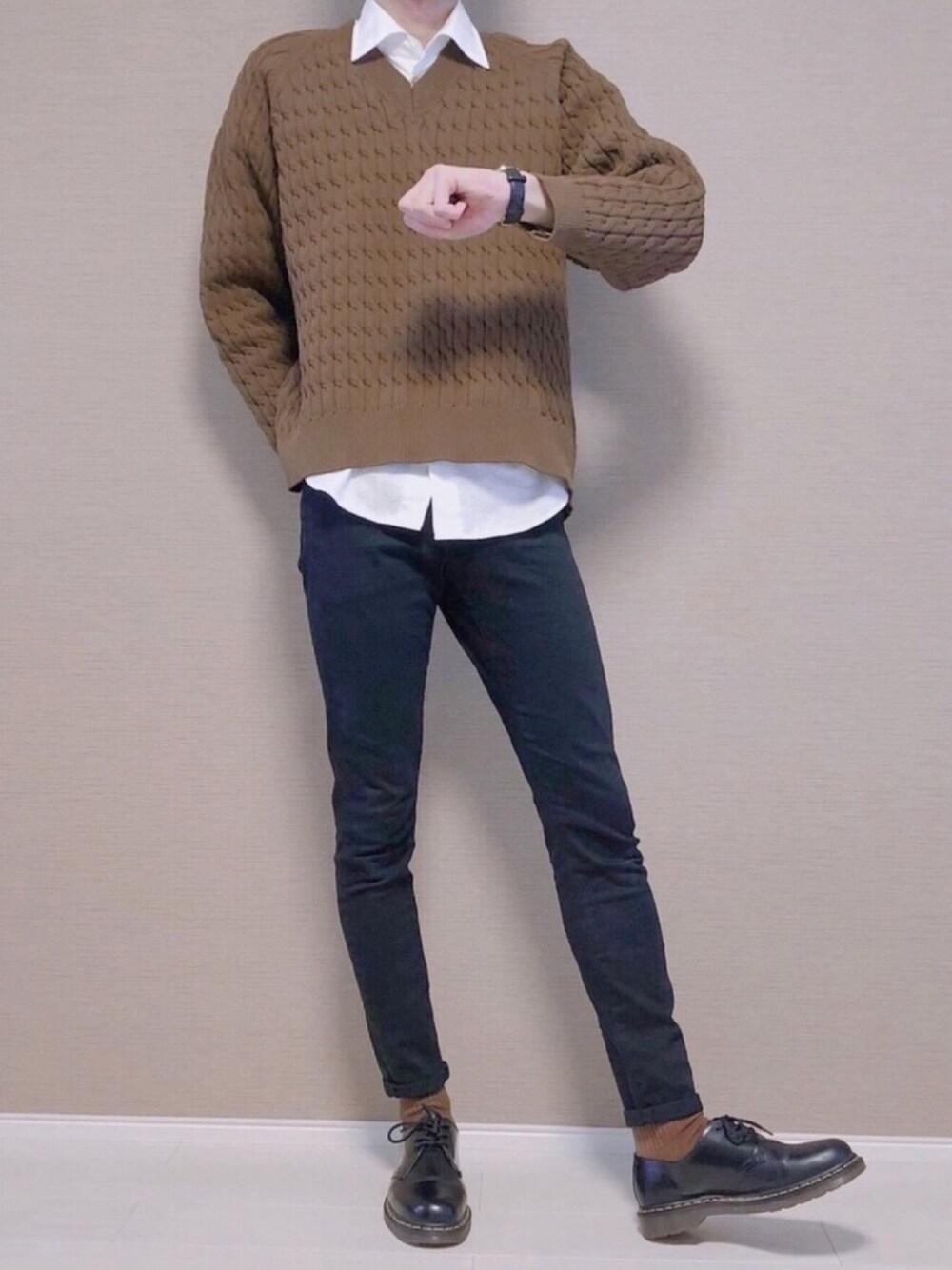 ブラウン系のニット/セーター、ホワイト系のシャツ/ブラウス、ブラック系のその他パンツを着用したメンズの春コーディネートの1枚目の写真