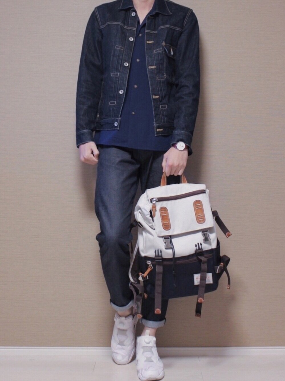 ブルー系のデニムジャケット、ブルー系のシャツ/ブラウス、ブルー系のデニムパンツを着用したメンズの春コーディネートの1枚目の写真