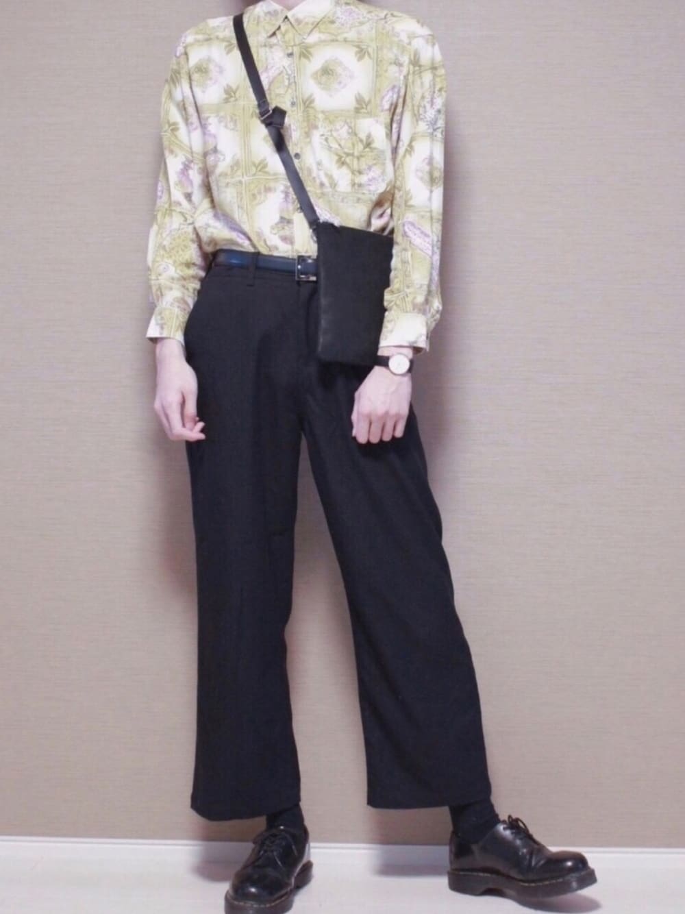 「柄シャツ、サコッシュ、柄シャツ×ワイドパンツ、春コーデ、タックイン、黒ソックス、Vivienne Westwood、革靴、ドクターマーチン、古着」｜「Daniel WellingtonのDaniel Wellington　CLASSIC SHEFFIELD（アナログ腕時計、ブラック系）」を使った、Tomさん（メンズ・186cm）の春コーディネートの1枚目の写真