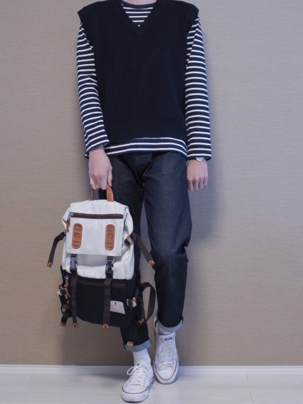 ブルー系のベスト、ブルー系のTシャツ/カットソー、ブルー系のデニムパンツを着用したメンズの春コーディネートの1枚目の写真