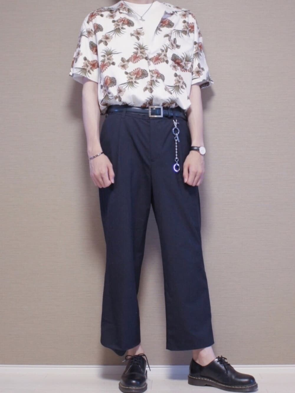 「柄シャツ、オープンカラーシャツ、ベルト、タックイン、柄シャツ×ワイドパンツ、ドクターマーチン3ホール、ドクターマーチン、ダニエルウェリントン、バングル、白Tシャツ」｜「SEVENDAYS=SUNDAYのBAYCANT レーヨンアロハ柄半袖シャツ（シャツ/ブラウス、その他）」を使った、Tomさん（メンズ・186cm）の夏コーディネートの1枚目の写真