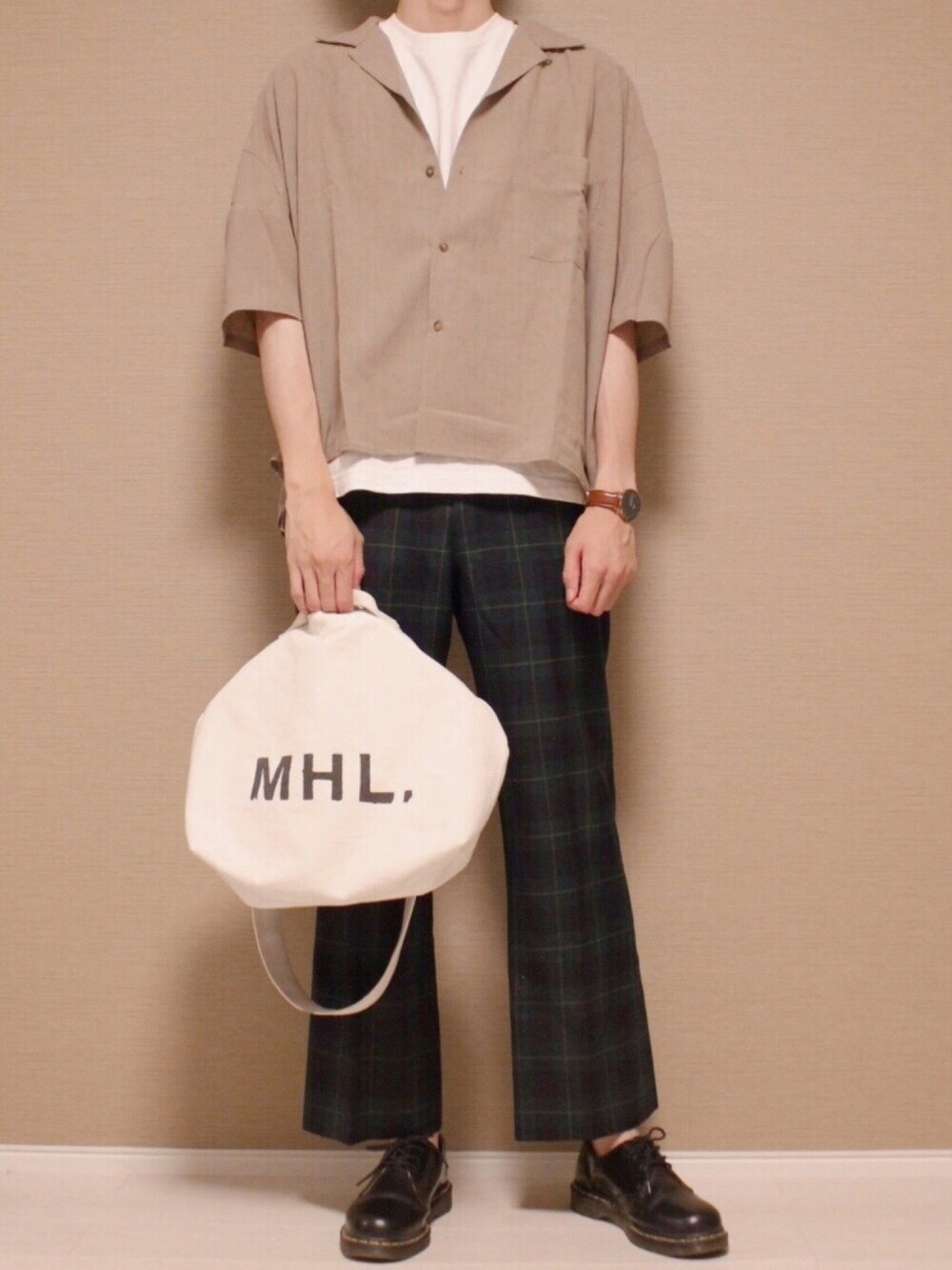 「オープンカラーシャツ、白Tシャツ、チェックパンツ、ドクターマーチン、MHL.、ダニエルウェリントン、ショルダーバッグ、レイヤードスタイル、アースカラー、夏」｜「BASQUE magentaの【BASQUE -enthusiastic design-】BIGシルエットドロップショルダー半袖オープンカラーシャツ（シャツ/ブラウス、ベージュ系）」を使った、Tomさん（メンズ・186cm）の夏コーディネートの1枚目の写真