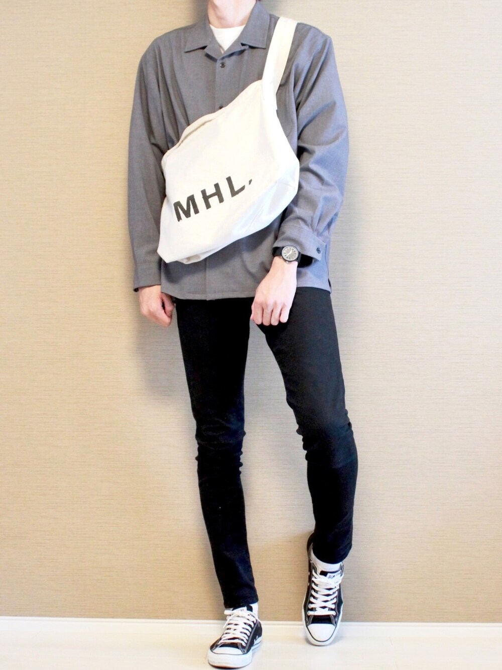 「オープンカラーシャツ、シンプル、黒スキニー、白Tシャツ、コンバース、白ソックス、リドム、白シャツ、GU、petitcro」｜「UNIQLOのオーバーサイズクルーネックT（半袖）（Tシャツ/カットソー、ホワイト系）」を使った、Tomさん（メンズ・186cm）の秋コーディネートの1枚目の写真