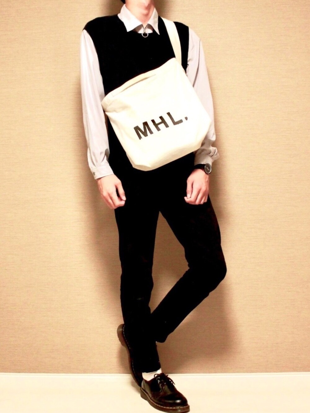 ホワイト系のショルダーバッグ、パープル系のシャツ/ブラウス、ブルー系のニット/セーターを着用したメンズの秋コーディネートの1枚目の写真