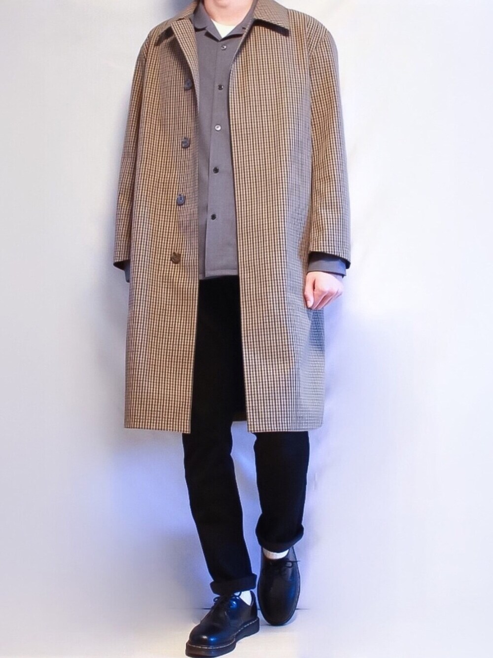 ベージュ系のその他アウター、グレー系のシャツ/ブラウス、ホワイト系のTシャツ/カットソーを着用したメンズの冬コーディネートの1枚目の写真