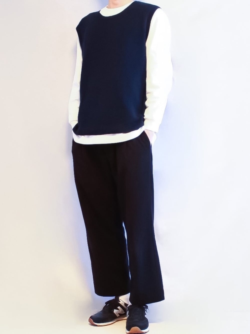 ブルー系のニット/セーター、ホワイト系のTシャツ/カットソー、ブラック系のその他パンツを着用したメンズの春コーディネートの1枚目の写真