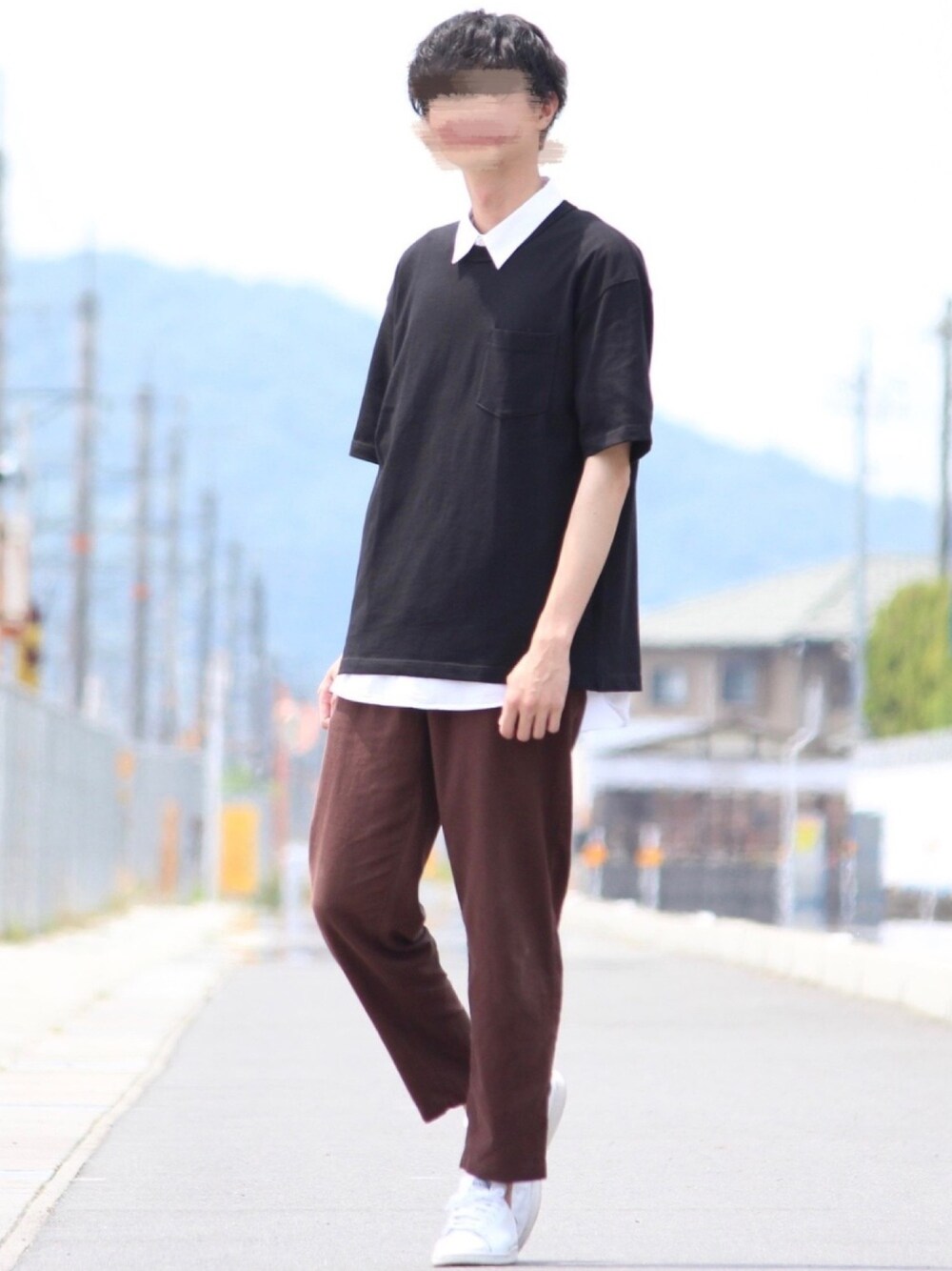 ブラック系のTシャツ/カットソー、ホワイト系のシャツ/ブラウス、ベージュ系のその他パンツを着用したメンズの夏コーディネートの1枚目の写真