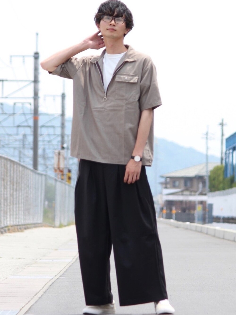 ブラウン系のTシャツ/カットソー、ホワイト系のTシャツ/カットソー、ブラック系のその他パンツを着用したメンズの夏コーディネートの1枚目の写真