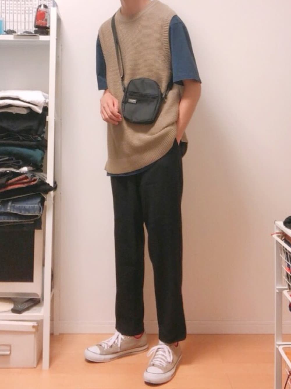 「夏コーデ、夏、ニットベスト、Tシャツ、スラックス、テーパードパンツ、スニーカー、ベージュ、キレイめ、高校生」｜「SENSE OF PLACE by URBAN RESEARCHのニットベスト（ニット/セーター、ベージュ系）」を使った、やっちゃん。さん（メンズ・175cm）の夏コーディネートの1枚目の写真