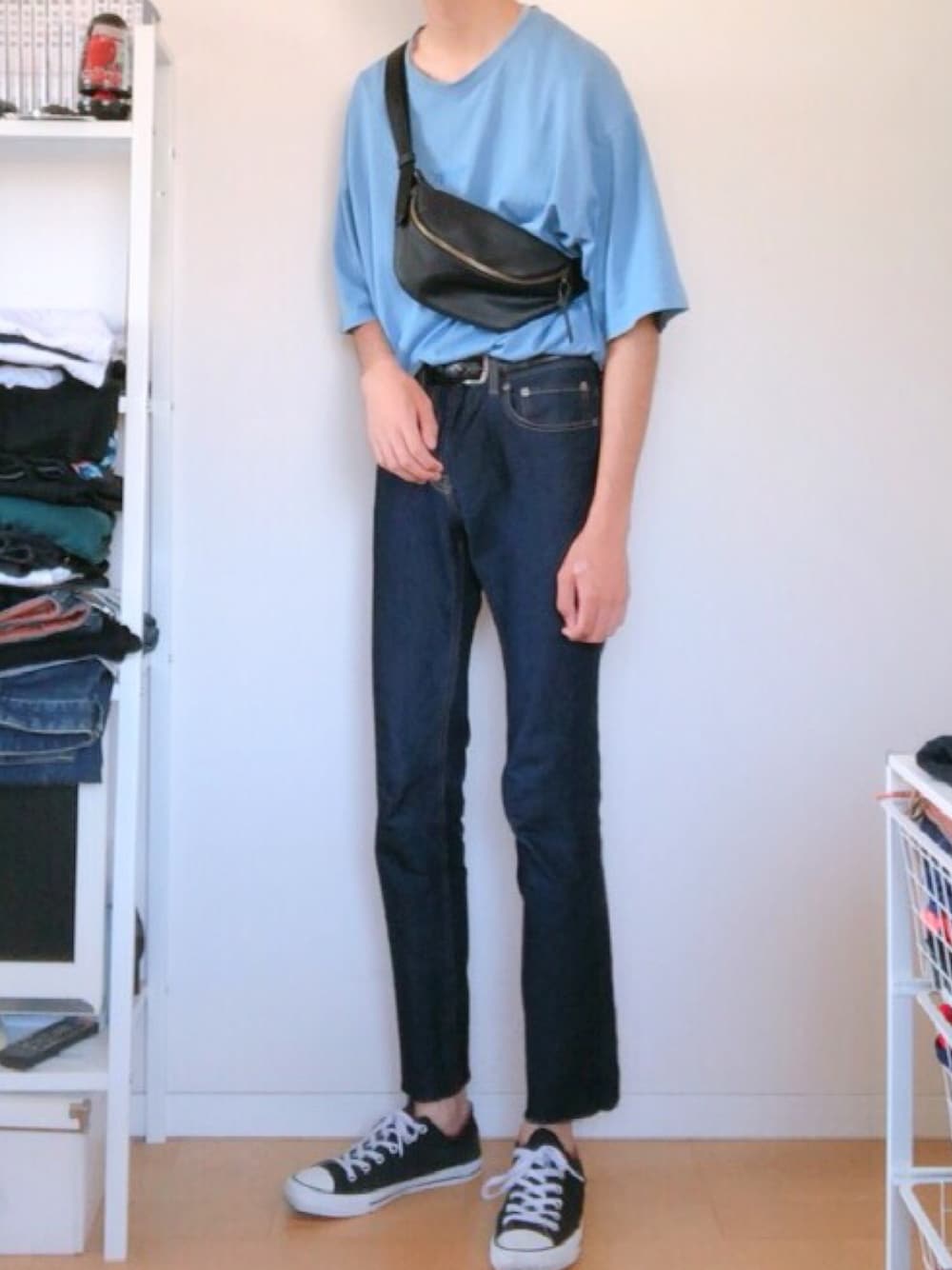 「夏、夏コーデ、タックイン、Tシャツ、スキニーデニム、スニーカー、ブルー、シンプル、高校生」｜「WEGOのWEGO/ピグメントワンポイント刺繍Tシャツ（Tシャツ/カットソー、ブルー系）」を使った、やっちゃん。さん（メンズ・175cm）の夏コーディネートの1枚目の写真