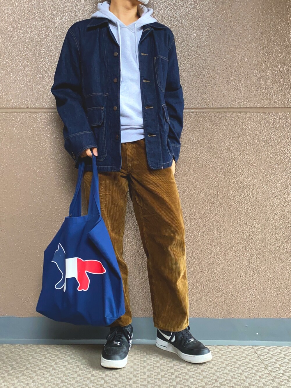 「秋のコーデ、秋のマイ旬スタイル、休日スタイル、ビッグシルエット、シンプルスタイル、スニーカー、オトナカジュアル、UNIQLO、コーデュロイパンツ」｜「AMI Alexandre MattiussiのAmi Alexandre Mattiussi - ロゴアップリケ パーカー - men - コットン - XXL（パーカー、グレー系）」を使った、たくさん（メンズ・165cm）の秋コーディネートの1枚目の写真
