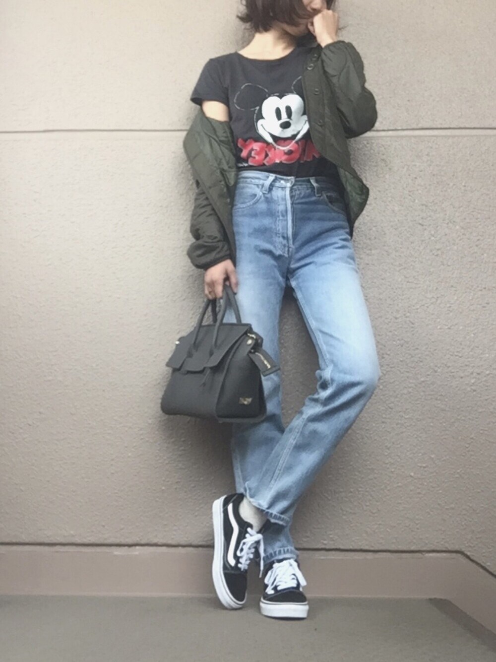 「春コーデ、シンプル、スニーカー、大人カジュアル、ママコーデ、ドラフトリーバイス、リーバイス、Levi's、プチプラコーデ、プチプラ」｜「UNIQLOのアイテム（ミリタリージャケット、グリーン系）」を使った、ryoco☺︎さん（レディース・167cm）の冬コーディネートの1枚目の写真