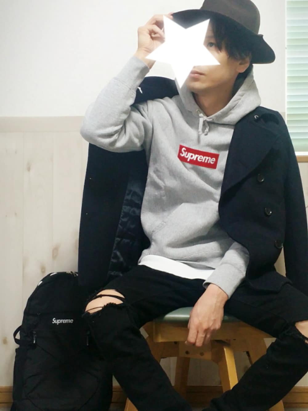「Pコート、supreme、パーカー、コンバース、休日スタイル」｜「Supreme のアイテム（パーカー、グレー系）」を使った、タスクさん（メンズ・173cm）の冬コーディネートの1枚目の写真
