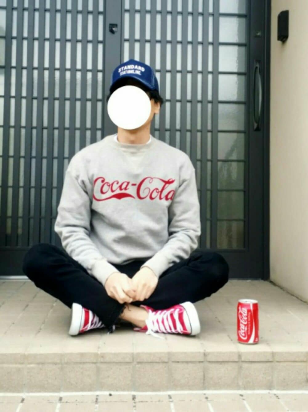 「コカ・コーラ、スウェット、カジュアル、赤コンバース」｜「HUMAN MADEのCoca-Cola×HUMAN MADE by BEAMS / SWEAT（スウェット、グレー系）」を使った、タスクさん（メンズ・173cm）の春コーディネートの1枚目の写真