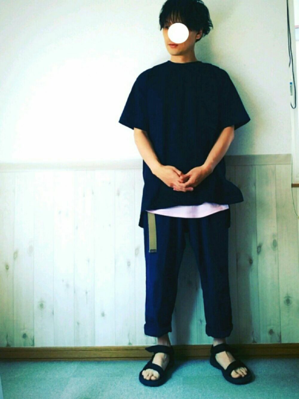 「ゆるコーデ、ガチャベルト、スラックス、ビッグT」｜「SHAREEFのSHADOW JQ WIDE PANTS（スラックス、ブルー系）」を使った、タスクさん（メンズ・173cm）の春コーディネートの1枚目の写真