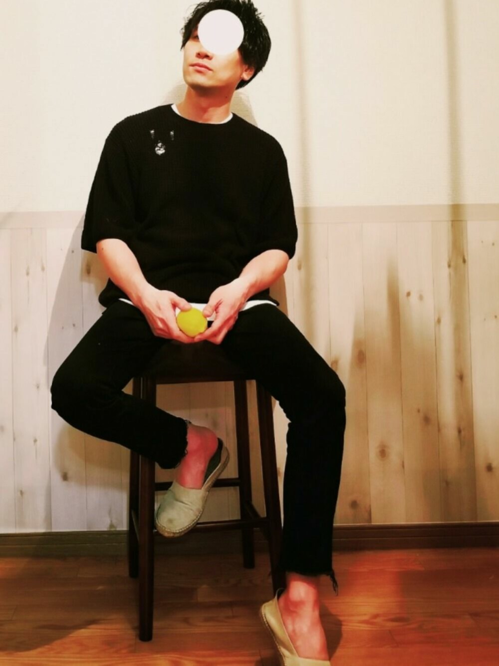 「ダメージニット、ブラックコーデ、休日スタイル、コーヒー大好き」｜「alfredoBANNISTERのアイテム（スリッポン、ベージュ系）」を使った、タスクさん（メンズ・173cm）の夏コーディネートの1枚目の写真